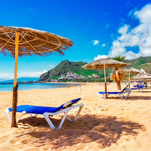 Bilden visar Las Teresitas, Tenerife, Kanarieöarnas, Spain. Det är en vacker bild över Las Teresitas beach och San Andres village.