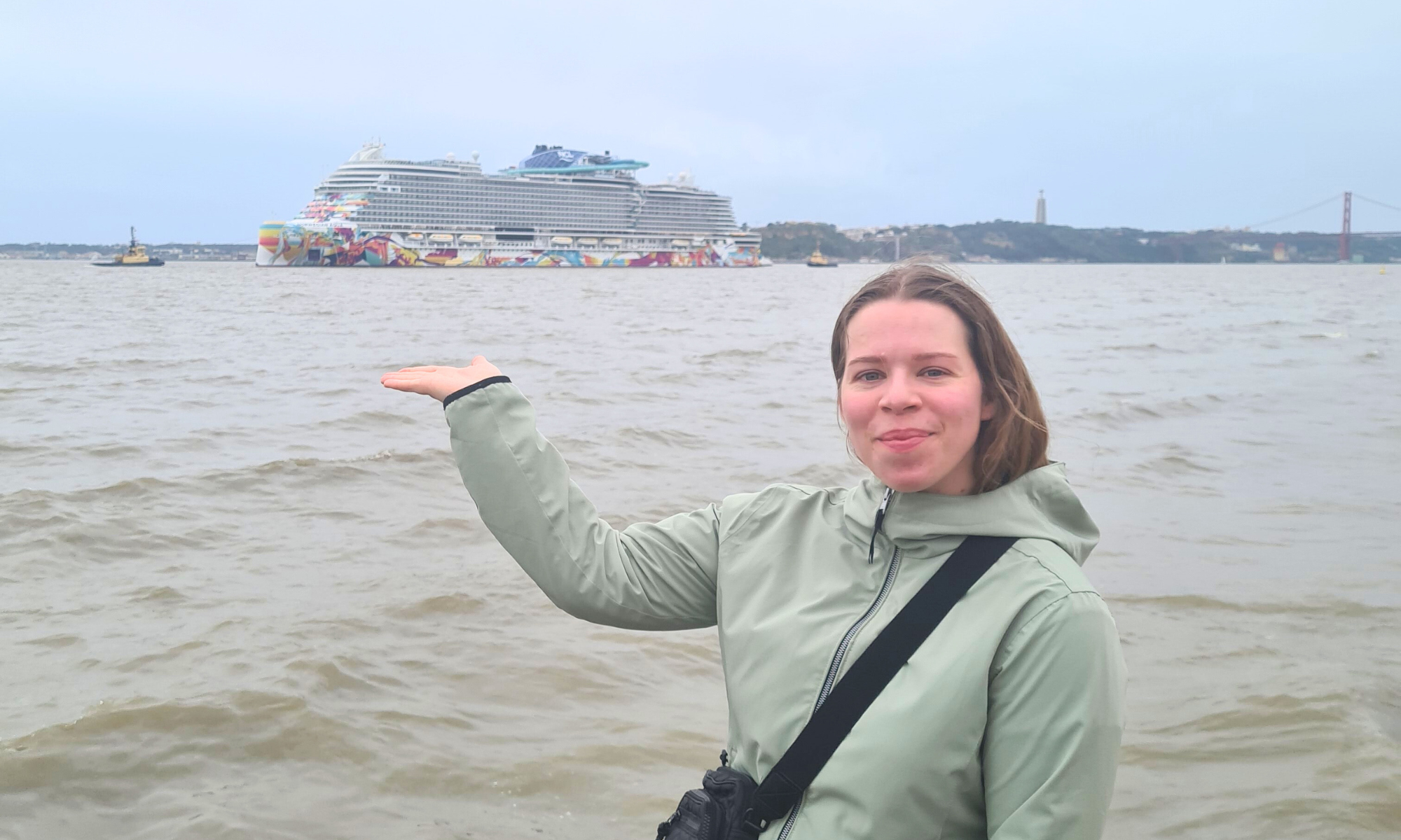 Bilden visar en medarbetare på Cruise Market.