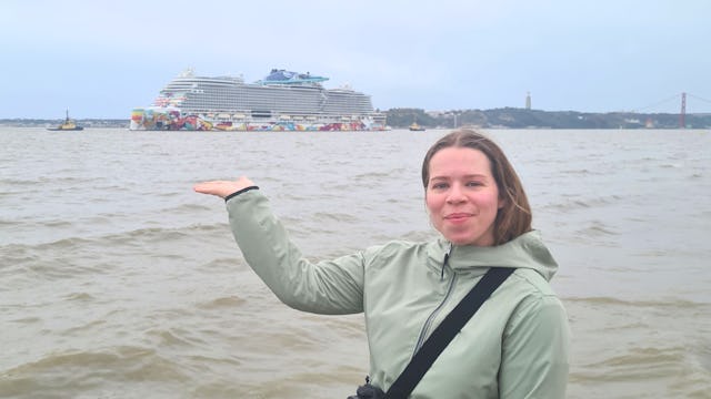 Bilden visar en medarbetare på Cruise Market.