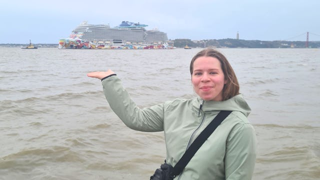 Bilden visar en medarbetare på Cruise Market.