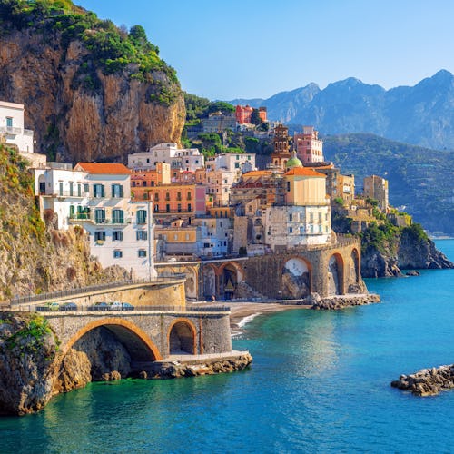 Kryssa i medelhavet under sommaren.