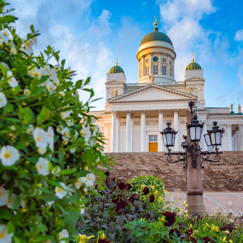 Kryssa i Östersjön under sommaren. Bilden visar Katedralen i Helsinki, Finland.