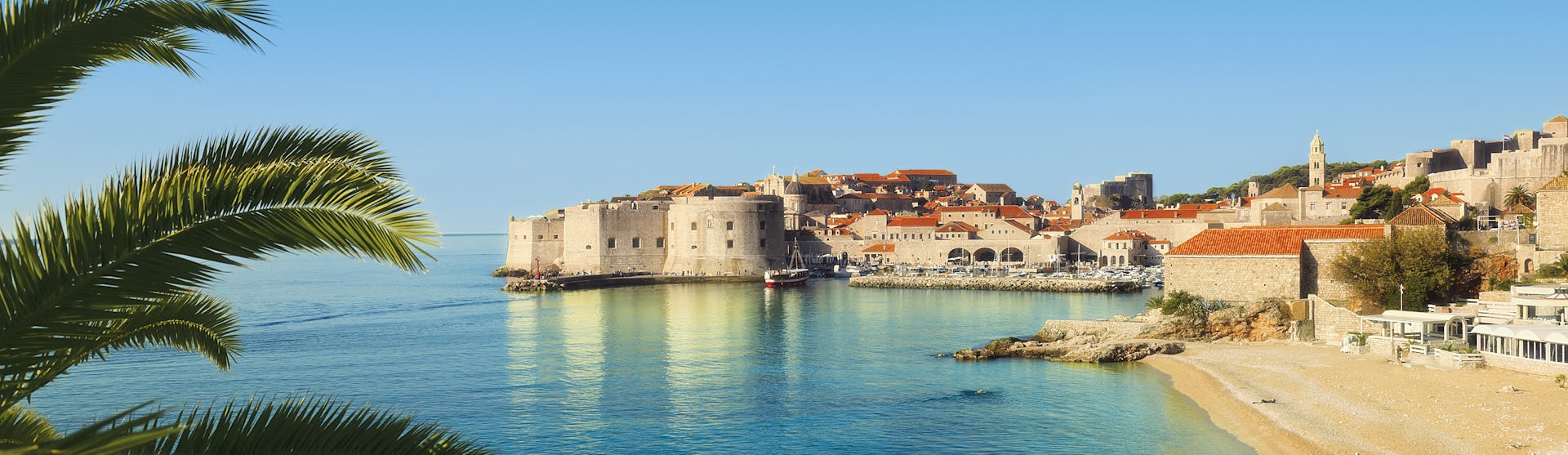 Kryssa runt östra Medelhavet. Bilden visar kuststaden Dubrovnik i Kroatien.