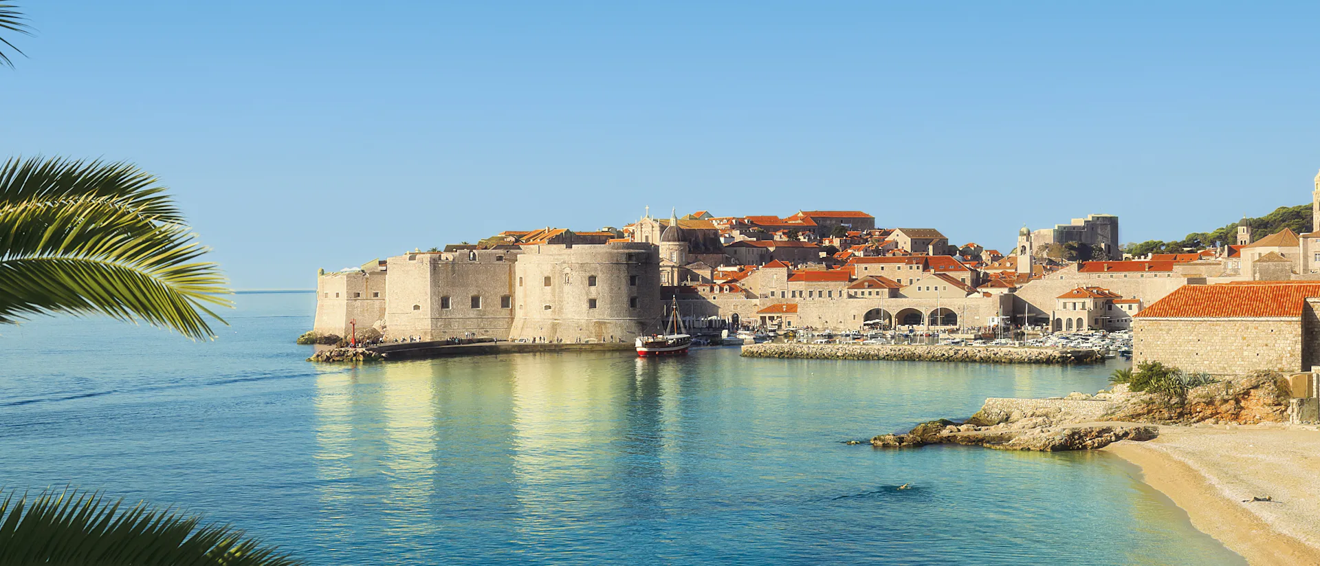 Kryssa runt östra Medelhavet. Bilden visar kuststaden Dubrovnik i Kroatien.