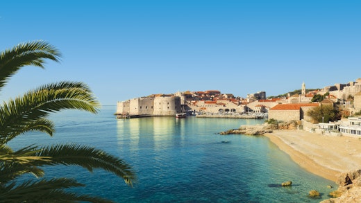 Kryssa runt östra Medelhavet. Bilden visar kuststaden Dubrovnik i Kroatien.
