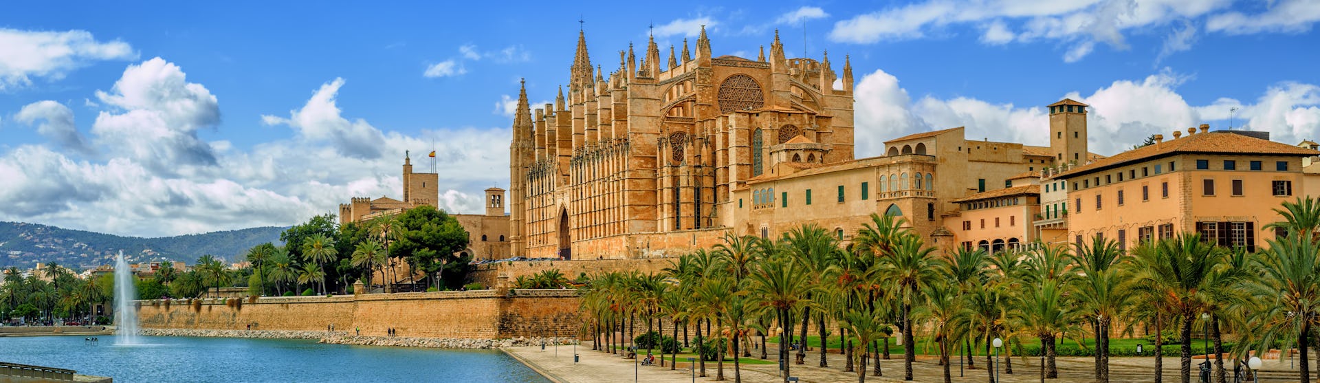 Kryssa runt västra Medelhavet. Bilden visar en katedral vid vatten i Palma de Mallorca i Spanien.