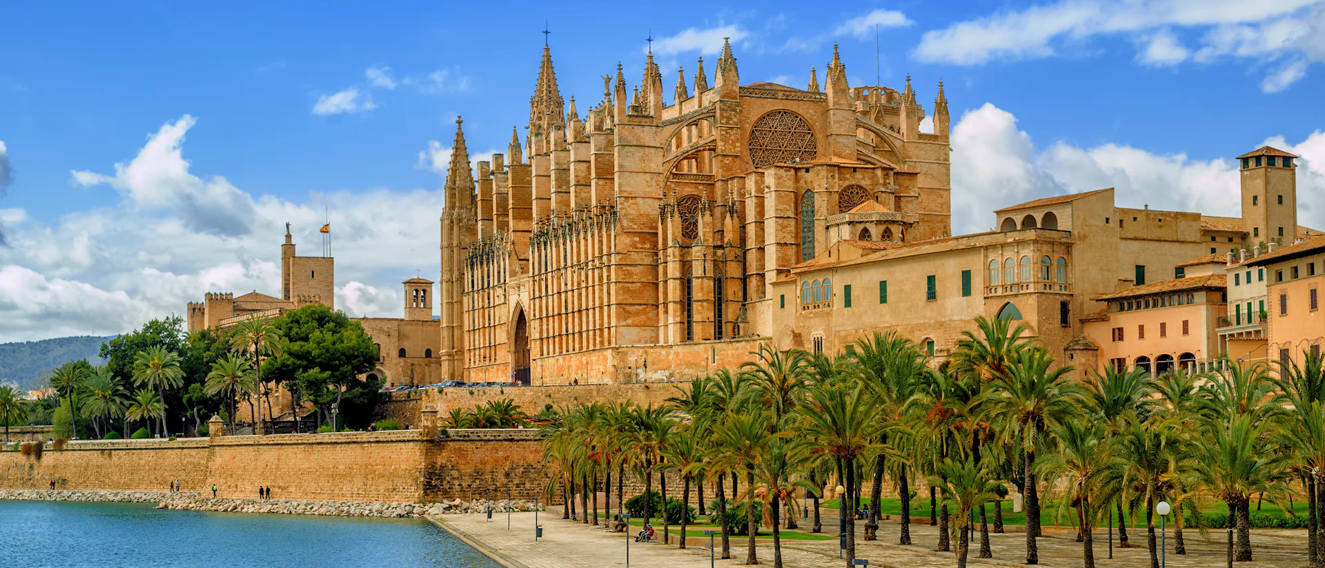 Kryssa runt västra Medelhavet. Bilden visar en katedral vid vatten i Palma de Mallorca i Spanien.