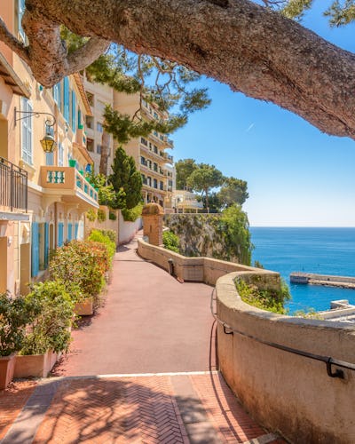 Bilden visar en mysig småstad vid kusten i Frankrike.