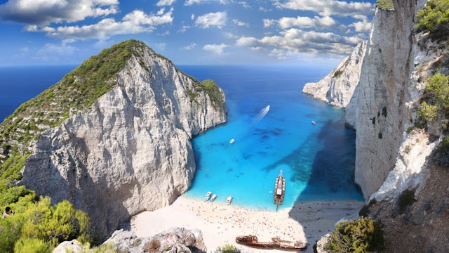 Kryssa till östra Grekland. Bilden visar de vackra klipporna i Zakynthos.