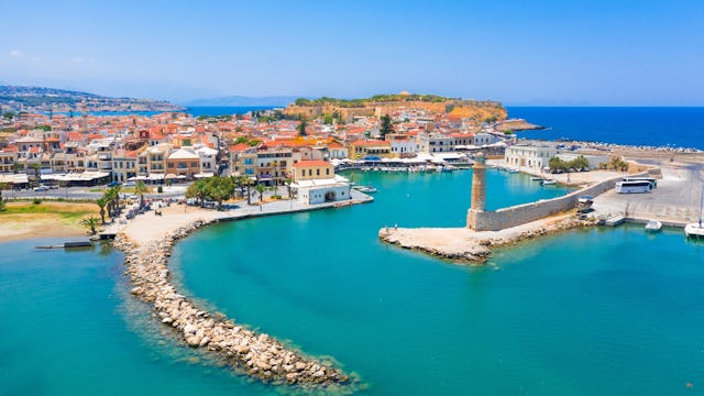 Upptäck Kreta och Heraklion. på en kryssning runt Grekiska öarna. Bilden visar hamnen i Kreta.
