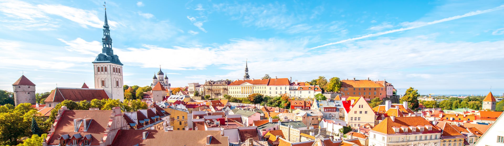 Upplev en kryssning i Östersjön med all sin historia. Bilden visar en överblick av huvudstaden Tallinn i Estland.