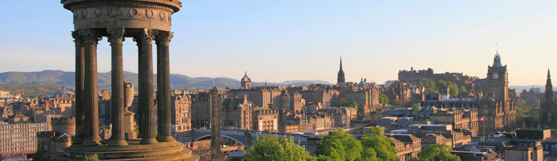 Kryssa runt Brittiska öarna. Bilden visar en översikt av Edinburgh.