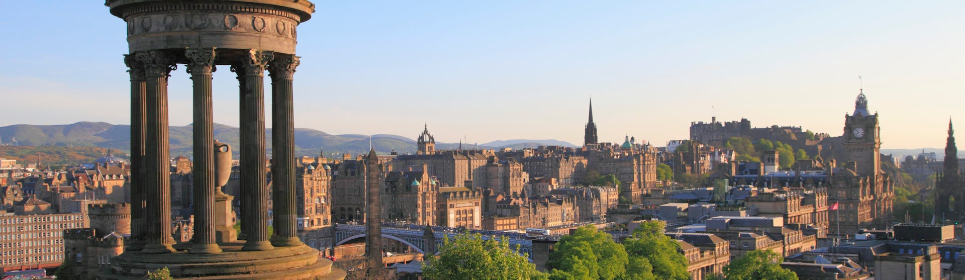 Kryssa runt Brittiska öarna. Bilden visar en översikt av Edinburgh.