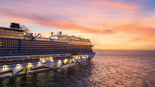 Bilden visar Norwegian Encore i skymningen.