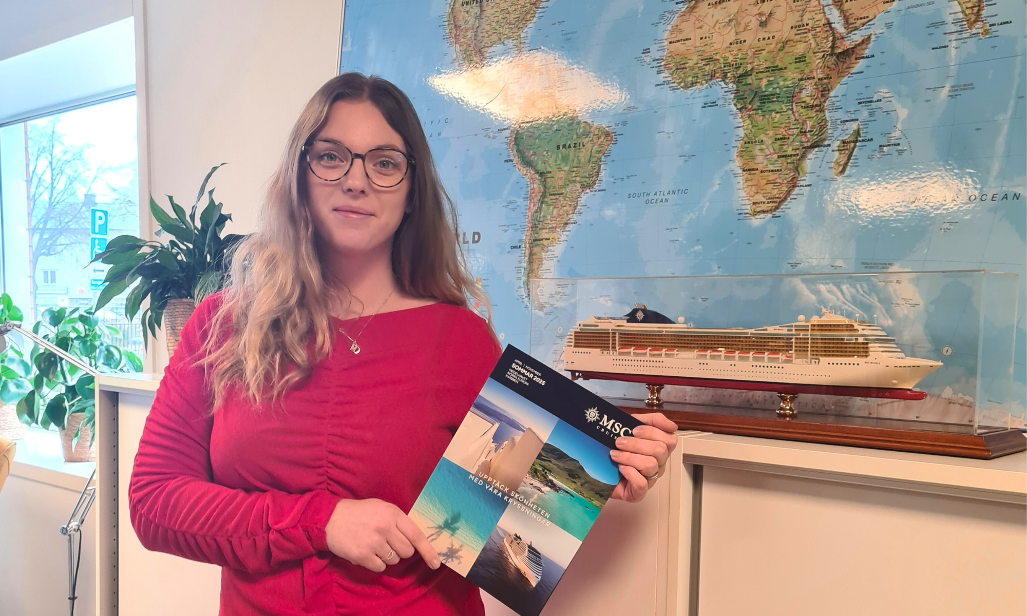 Ellinor tipsar om en MSC Cruises kryssning. Bilden visar Ellinor som står och håller i en MSC Cruises katalog.