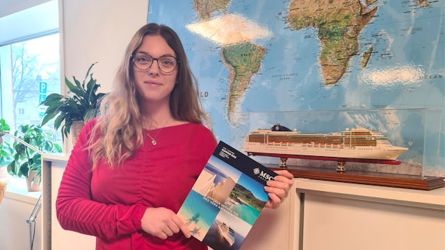 Ellinor tipsar om en MSC Cruises kryssning. Bilden visar Ellinor som står och håller i en MSC Cruises katalog.