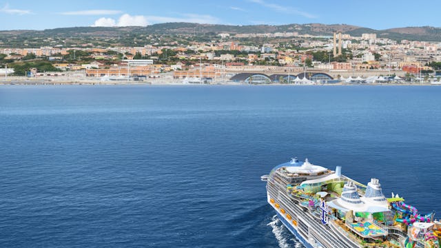Upplev Legend of the Seas. Bilden visar fartyget vid Medelhavets kust.