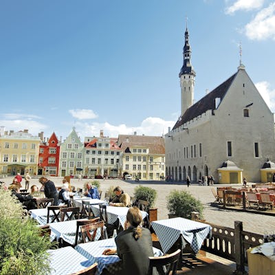 Bilden visar ett soligt torg i Tallinn, Estland