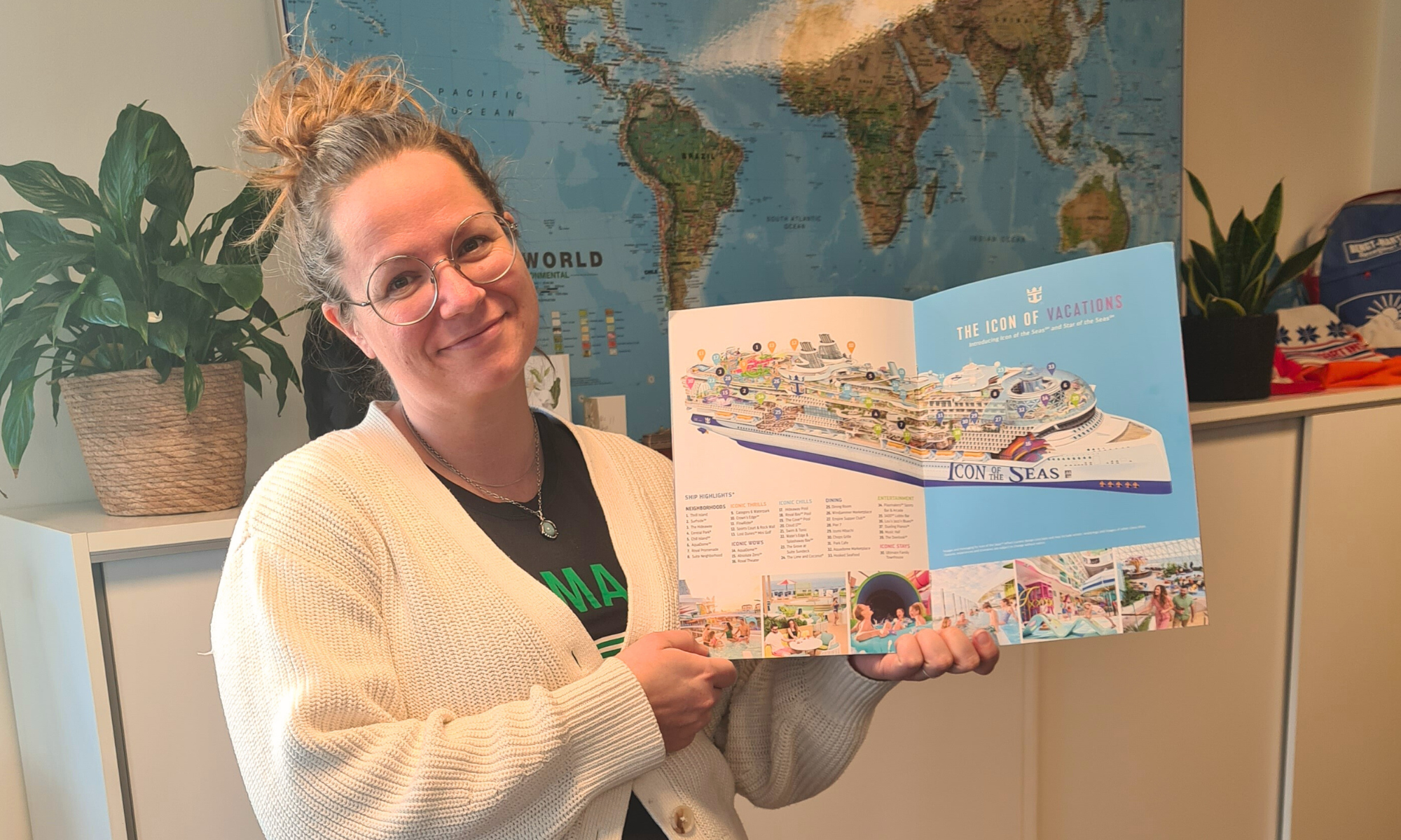 Daphne tipsar om en kryssning. Bilden visar Daphne som håller upp Royal Caribbeans broschyr.