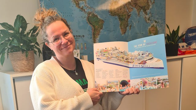Daphne tipsar om en kryssning. Bilden visar Daphne som håller upp Royal Caribbeans broschyr.
