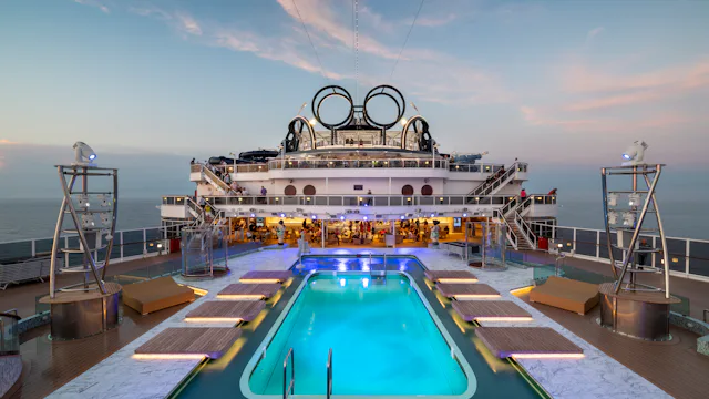 Bilden visar en översikt av poolen ombord MSC Seaview.