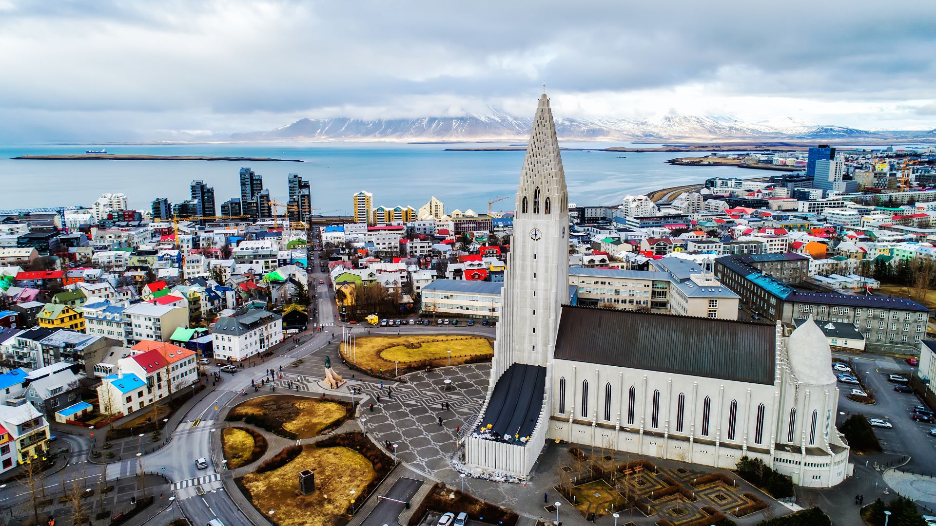 Bilden visar Reykjavik, Island med katedralen i fokus