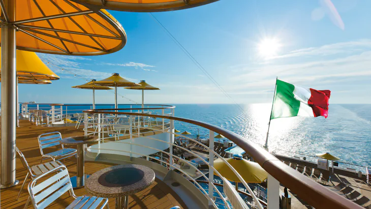 Kryssa med det italienska rederiet Costa Cruises. Bilden visar aktern på fartyget Costa Fascinosa.