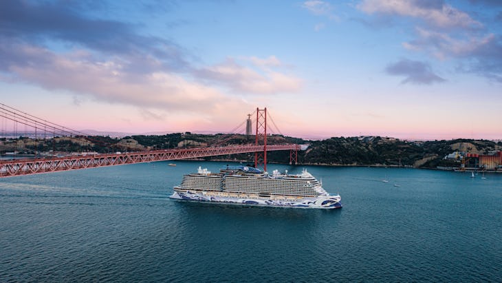 Välkommen att kryssa med Norwegian Cruise Line. Upplev din nästa kryssning ihop med NCL. Bilden visar fartyget Norwegian Viva som kryssar vid Lisbon.