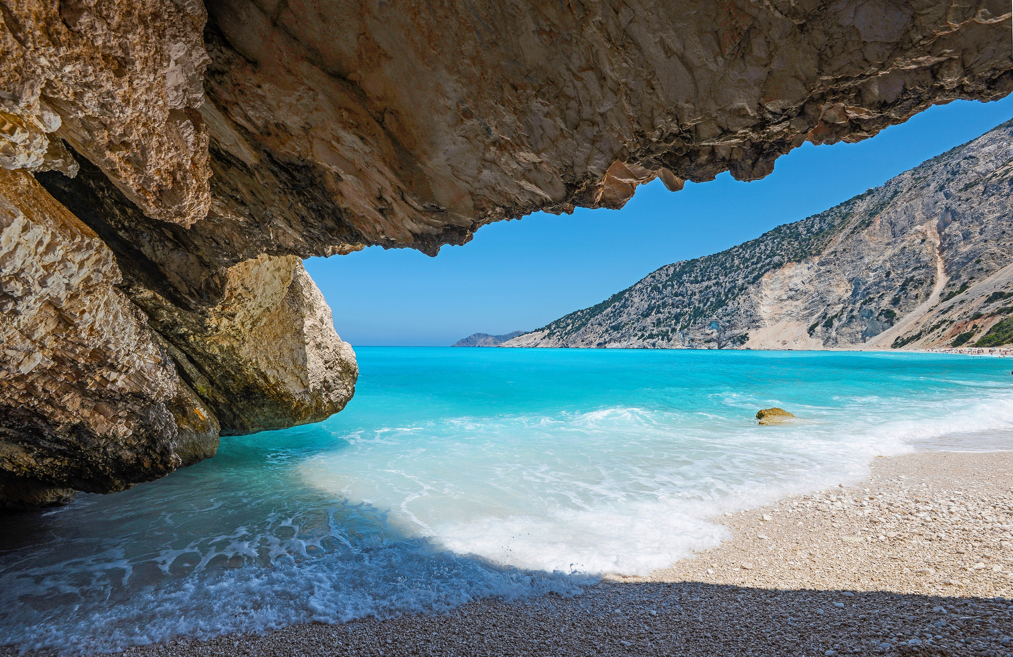 Kryssa runt jorden. Bilden visar den vackra stranden Myrtos Beach i Grekland.