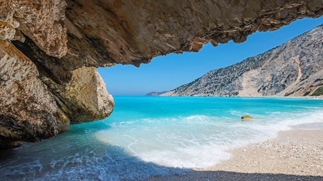 Kryssa runt jorden. Bilden visar den vackra stranden Myrtos Beach i Grekland.
