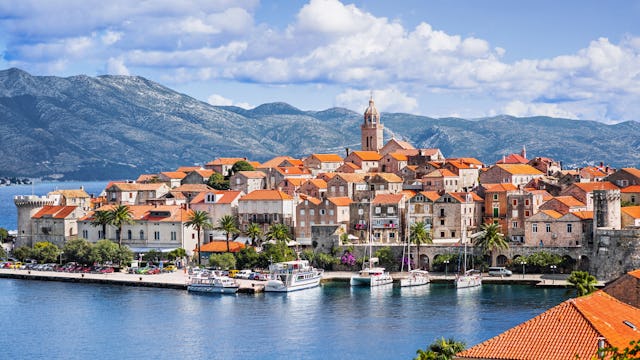 Kryssning runt jorden. Bilden visar en överblick på en stad från vattnet i Kroatien