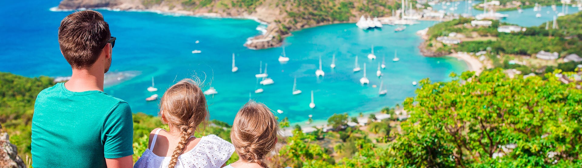 Kryssa i södra Karibien. Bilden visar en familj som tittar ut över hamnen i Antigua i Karibien.