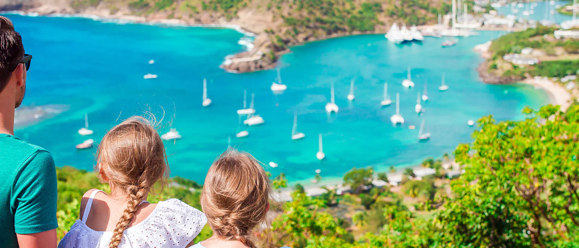 Kryssa i södra Karibien. Bilden visar en familj som tittar ut över hamnen i Antigua i Karibien.