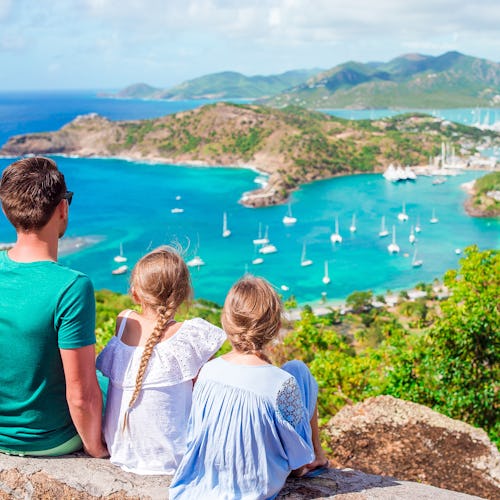 Kryssa i södra Karibien. Bilden visar en familj som tittar ut över hamnen i Antigua i Karibien.