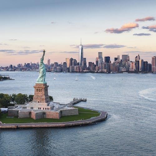 Kryssa från New York i USA. Bilden visar en översikt över New York från vattnet med Frihetsgudinnan i förgrunden