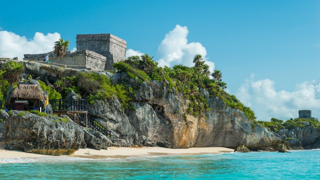 Kryssa till Mexikanska rivieran från USA. Bilden visar Maya ruinerna i Tulum från vattnet.