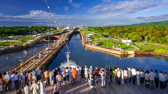 Kryssa genom Panamakanalen från USA. Bilden visar från däcket på ett fartyg utsikten när man kryssar genom Panamakanalen.