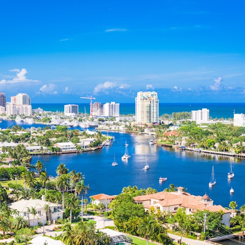 Kryssa från Fort Lauderdale i USA. Bilden visar en överblick av hamnen i Fort Lauderdale