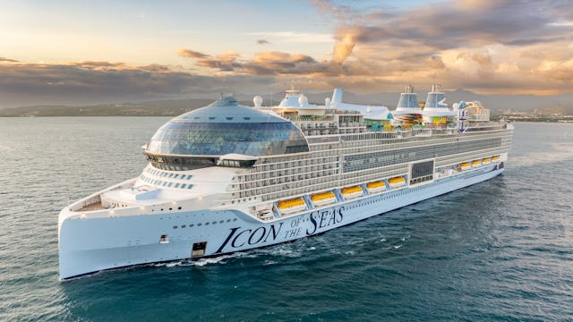 Kryssa till Karibien med Royal Caribbean från USA. Bilden visar fartyget Icon of the Seas i vattnet.