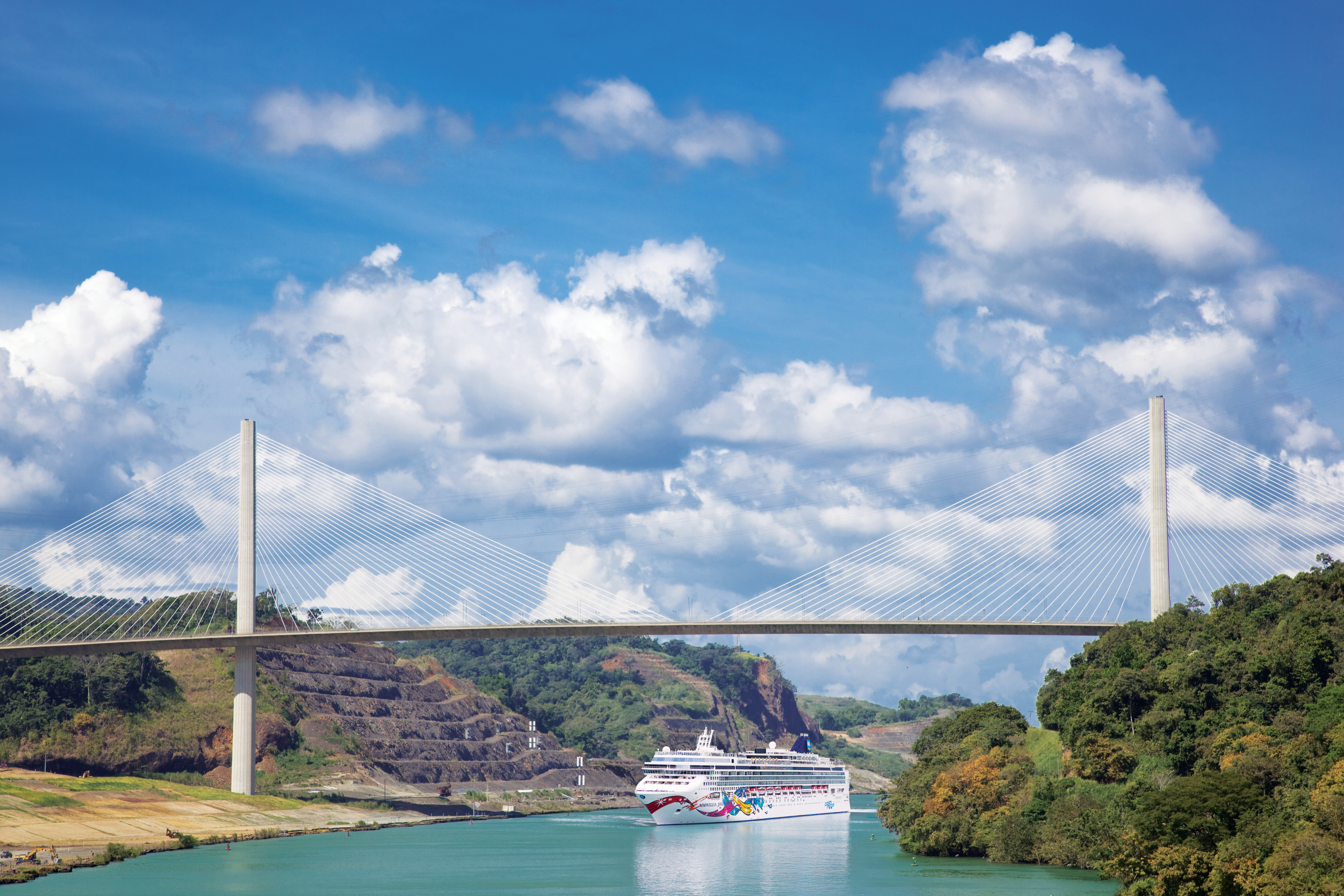 Kryssa genom Panamakanalen med Nowegian Cruise Line från USA. Bilden visar fartyget Norwegian Jewel som kryssar genom Panama.