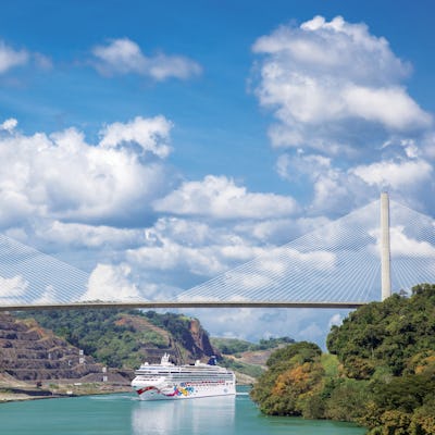Kryssa genom Panamakanalen med Nowegian Cruise Line från USA. Bilden visar fartyget Norwegian Jewel som kryssar genom Panama.
