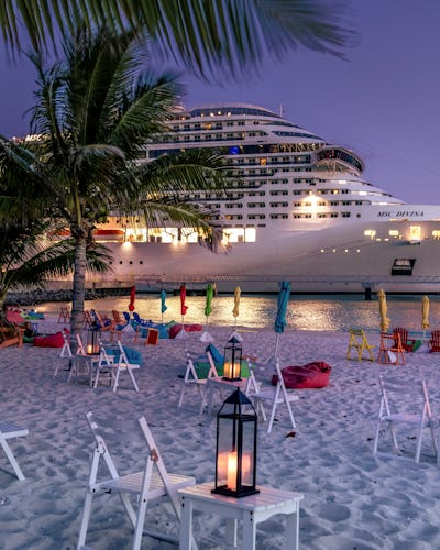 Bilden visar MSC Divina som ligger i hamn på MSC Cruises egan ö i Karibien.