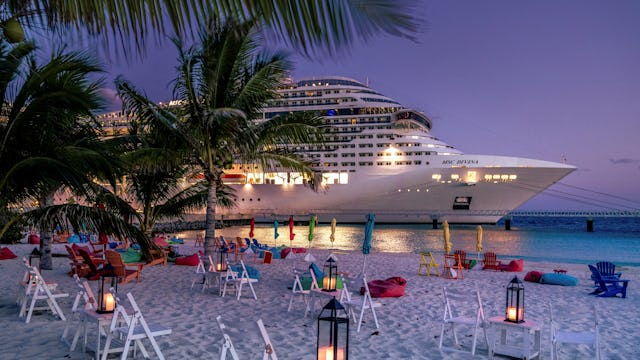 Bilden visar MSC Divina som ligger i hamn på MSC Cruises egan ö i Karibien.