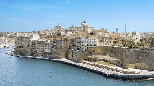 Bilden visar en bild från vattnet på stora hamnen Vittoriosa i Valetta, Malta.
