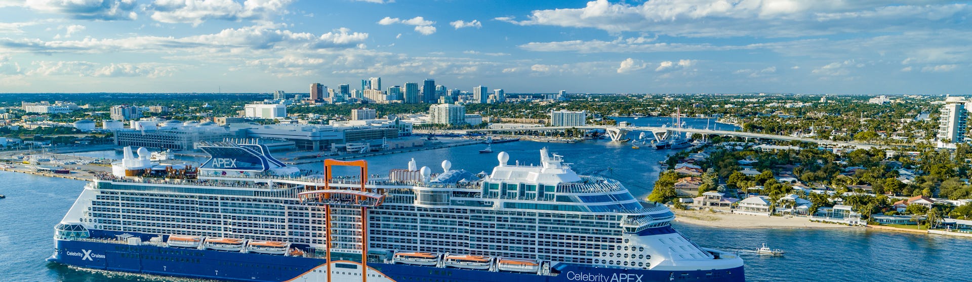Kryssa från Port Everglades i Fort Lauderdale, Florida. Bilden visar ett fartyg som glider in i hamnen.