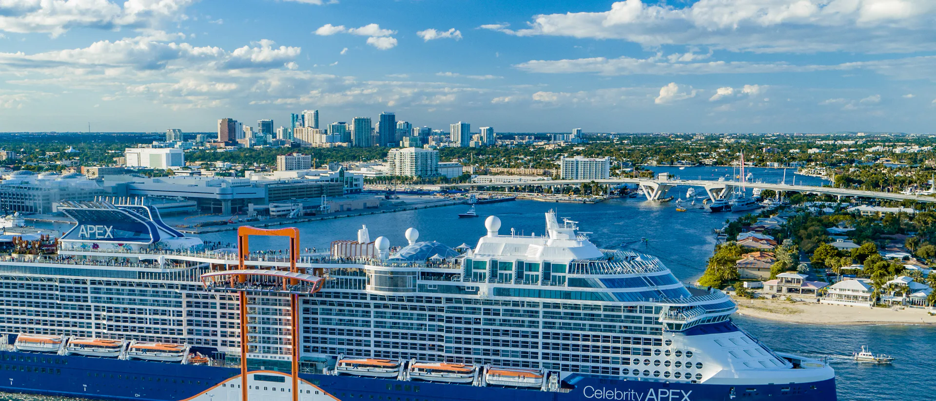Kryssa från Port Everglades i Fort Lauderdale, Florida. Bilden visar ett fartyg som glider in i hamnen.