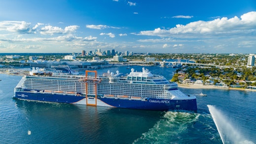 Kryssa från Port Everglades i Fort Lauderdale, Florida. Bilden visar ett fartyg som glider in i hamnen.