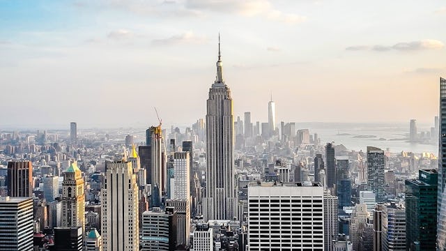 Bilden visar Empire State Building i New York.