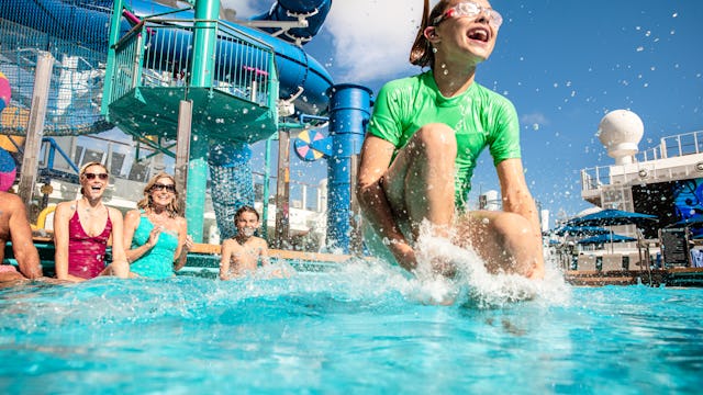 Bilden visar ett barn som hoppar i en pool på Norwegian Crusie Lines fartyg