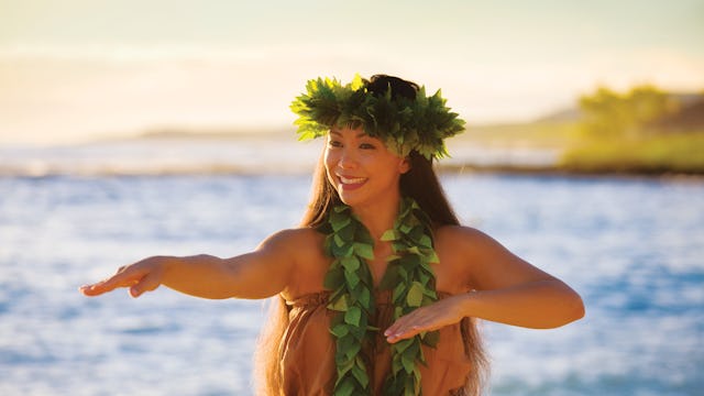 Bilden visar en person som dansar Hula Hula i Hawaii.
